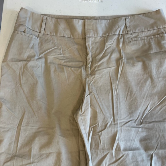 Daisy Fuentes cropped light khaki capris - Picture 2 of 6